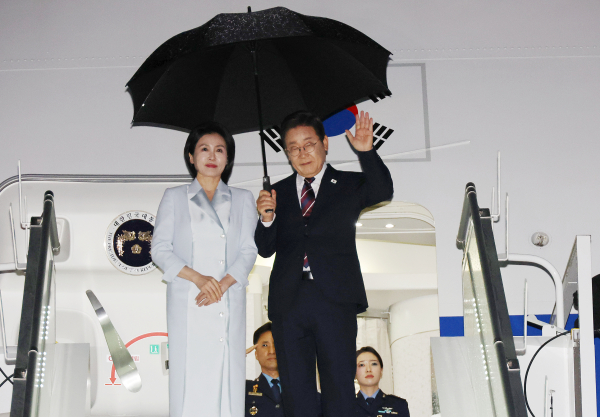 이재명 대통령과 김혜경 여사가 17일(현지시간) 51차 주요 7개국(G7) 정상회의 일정을 마치고 캐나다 캘거리국제공항에서 귀국하며 공군 1호기 올라 인사하고 있다. /사진=연합뉴스