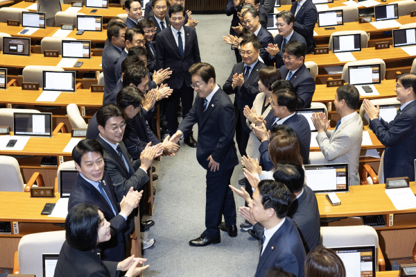 이재명 대통령이 6월 26일 국회에서 추가경정예산 시정연설을 위해 본회의장에 입장해 더불어민주당 의원들의 박수를 받으며 인사하고 있다. /사진=연합뉴스