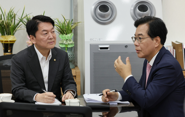 국민의힘 송언석 비상대책위원장 겸 원내대표(오른쪽)와 국민의힘 혁신위원장으로 내정된 안철수 의원이 지난 2일 오후 국회 본청 원내 대표실에서 만나 대화하고 있다. /사진=공동취재