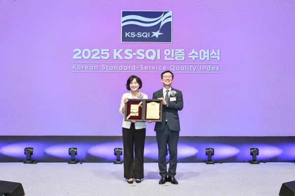 박현주 신한은행 소비자보호그룹장(왼쪽)과 문동민 한국표준협회장이 서울시 중구 소재 롯데호텔에서 진행된 ‘2025 KS-SQI 인증 수여식’에서 12년 연속 은행부문 1위 기업으로 선정되고 하는 모습