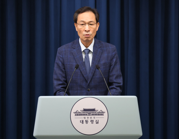 우상호 정무수석이 20일 용산 대통령실에서 장관 인선 관련 브리핑을 하고 있다. 우 수석은 이재명 대통령이 이진숙 교육부 장관 지명을 철회했다고 밝혔다. /사진=연합뉴스