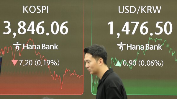 24일 오후 서울 중구 하나은행 딜링룸 현황판에 코스피 지수 등이 표시되고 있다. 이날 코스피는 전장보다 7.20포인트(0.19%) 내린 3846.06에 장을 마쳤다. / 사진 = 연합뉴스 <br>