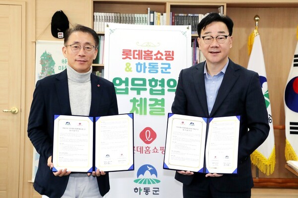 24일 경상남도 하동군과 사내벤처에서 탄생한 음료 브랜드 '엘:보틀(L:Bottle)' 공동 개발을 위한 업무협약(MOU)체결식에서 (왼쪽부터) 롯데홈쇼핑 김재겸 대표, 하동군 하승철 군수가 협약서를 들어보이고 있다./사진=롯데홈쇼핑<br>