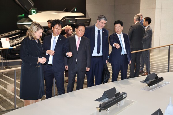 25일 HD현대 글로벌R&D센터에서 멜라니 졸리(Melanie Joly) 캐나다 산업부 장관(왼쪽첫번째), 필립 라포튠(Philippe Lafortune) 주한 캐나다 대사(왼쪽부터 4번째)가 HD현대 조석 부회장, HD현대중공업 주원호 사장과 함께 미래형 선박·잠수함·호위함 등 함정 모형을 둘러보고 있다./사진=HD현대<br>