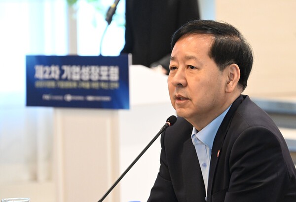 구윤철 부총리 겸 기획재정부 장관이 지난 20일 서울 영등포구 여의도 CCMM빌딩에서 열린 '제2차 기업성장포럼-기업성장이 미래다'에서 축사를 하고 있다./ 사진 = 연합뉴스 <br>