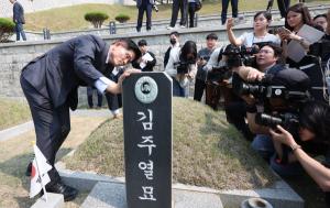 [유세 현장] 김문수, 마산 국립3·15민주 묘역 참배...눈시울 붉혀